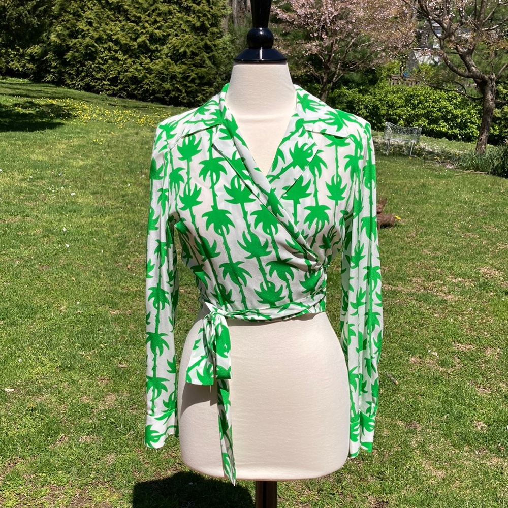 DVF Diane Von Furstenberg Silk V Wrap green white Palm Blouse  EUC worn1x Sz 8 M